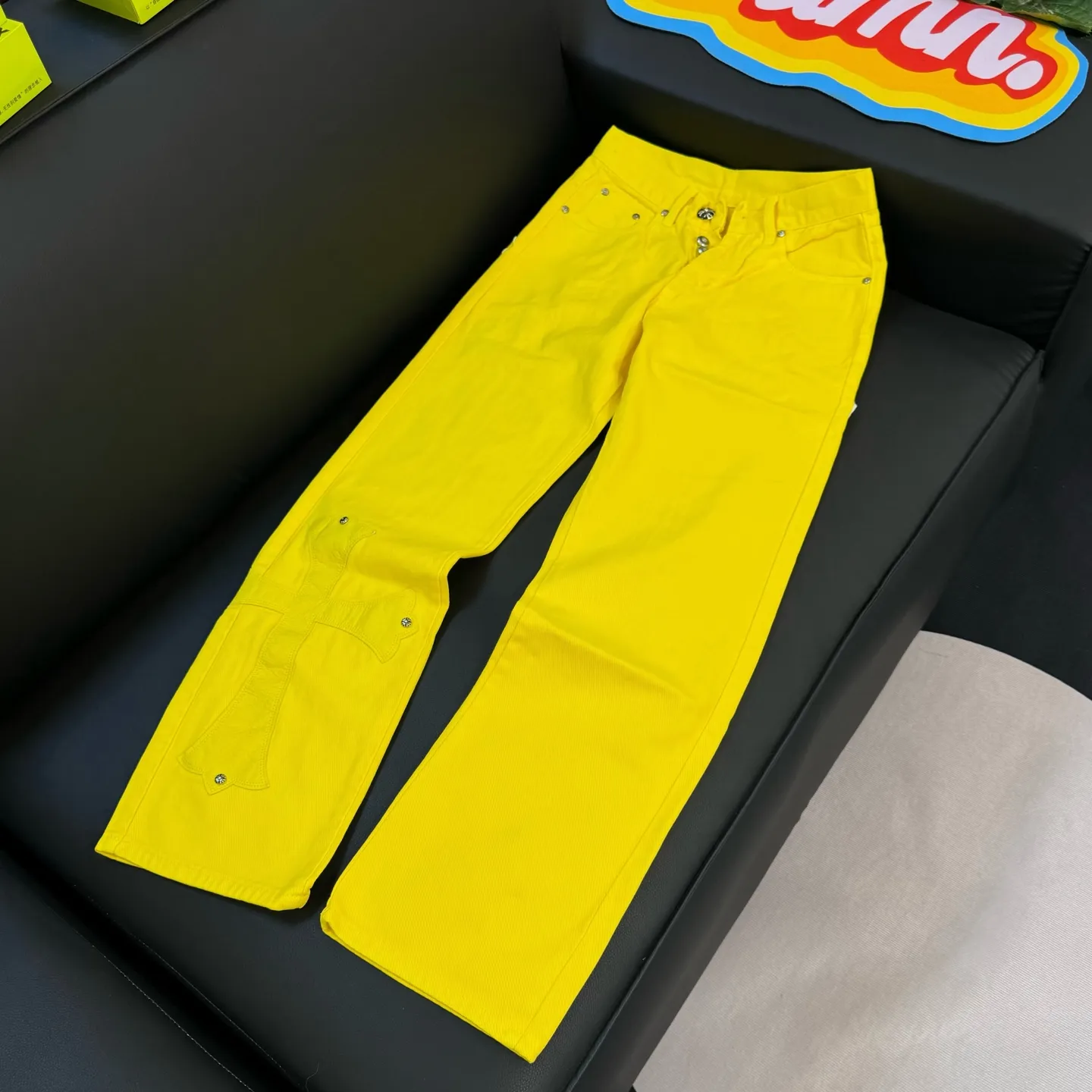 P300 style number: D255 Chrome Hearts CH Chrome Hearts The same jeans worn by Fan Bingbing’s younger brother Fan Chengcheng exude unruly personality and unique charm. Every wear and tear is carefully designed to present a unique artistic feel. Made of imported denim fabric, which has undergone heavy industrial washing and destruction treatment, the trousers show a super cool effect on the upper body, allowing you to dominate the fashion stage.  This is more than just a pair of jeans, it is an expression of attitude. With its unique design concept and ultimate pursuit of details, Croxin breaks traditional boundaries and defines the jeans trend in the new era. The trousers are made of double-layer woven fabric and matched with customized hardware, showing an incomparably beautiful and unique style, making every wearer the focus of fashion. Imported denim fabric, super heavy-duty washed and damaged, the upper body is super cool! Customized hardware, incomparably good-looking style. The production process is difficult. It has a high-street feel. Color: lemon yellow Size: S M L